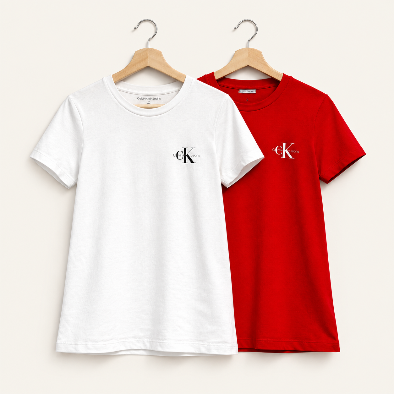 Camiseta Calvin Klein para mujer en blanco y rojo